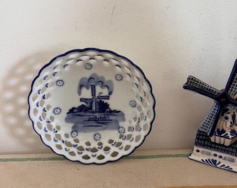 Hermoso plato vintage OTS de porcelana holandesa azul Delft pintado a mano en azul y blanco con una escena de molino de viento.