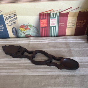 Un delizioso cucchiaio di legno antico da appendere alla parete in legno scuro