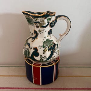 Wunderschöner antiker Mason’s Ironstone Chartreuse Krug, in Smaragdgrün und Gold
