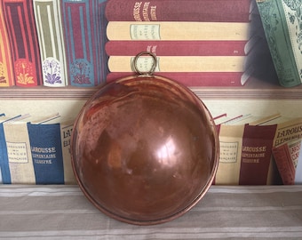 Eine fabelhafte englische Vintage antike 8,5 "Durchmesser runde Kupferschale mit einem Messinghaken
