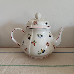A rare collectable large size 6 person vintage Villeroy and Boch Petite Fleur Teapot