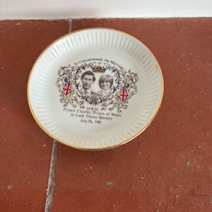Ein Porzellanteller zum Gedenken an die Hochzeit von Prinz Charles & Prinzessin Diana im Jahr 1981