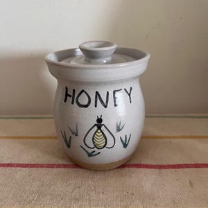 En originell handgjord, handmålad honungskruka i keramik med dekor av ett honungsbi