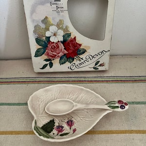 En sällsynt, vacker handmålad syltskål i fuchsia-färgad blommig Crown Devon med sked och originalask, registreringsnummer 1100