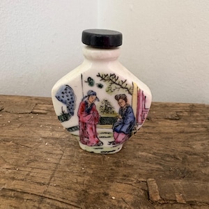 Frasco de rapé chino antiguo pintado a mano con tapón y cuchara integrada.