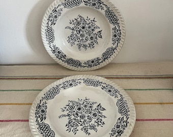 Set van twee vintage Franse marineblauwe en gebroken witte schotelborden van steengoed met een diameter van 23 cm en een gecanneleerde rand