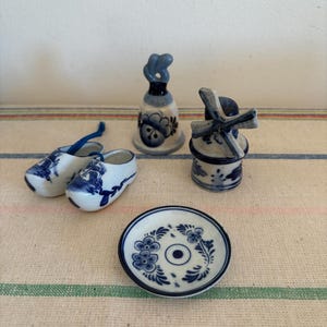 Ein Satz von vier Miniatur Delft Dutch Holland Porzellan handbemalt blau und Ornamenten
