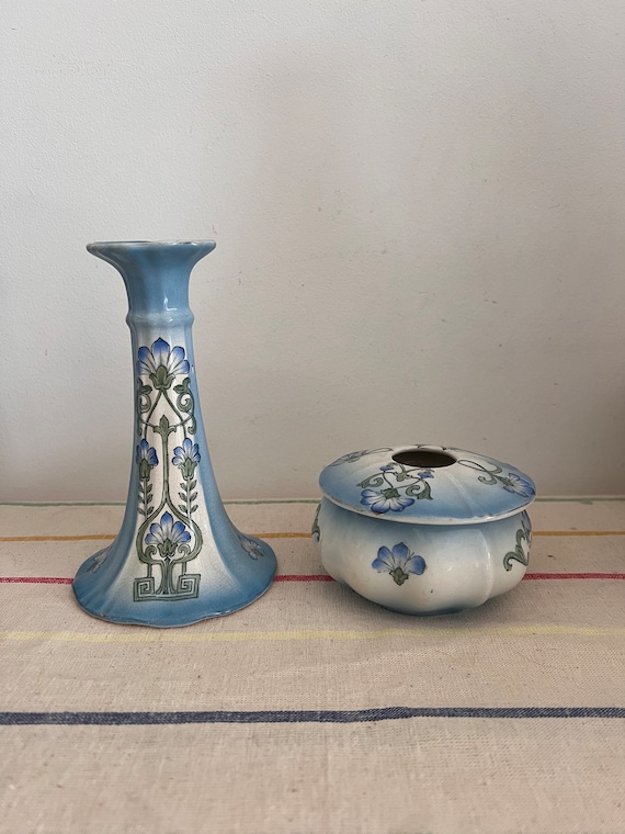 1920年代の美しいヴィンテージの青と白の花柄の陶器キャンドルホルダー 
