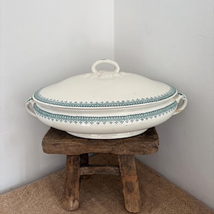 Sopera antigua de cerámica Royal Staffordshire, modelo Burslem 'Melba', de 33 cm de ancho, color blanco con estampado verde, con tapa.