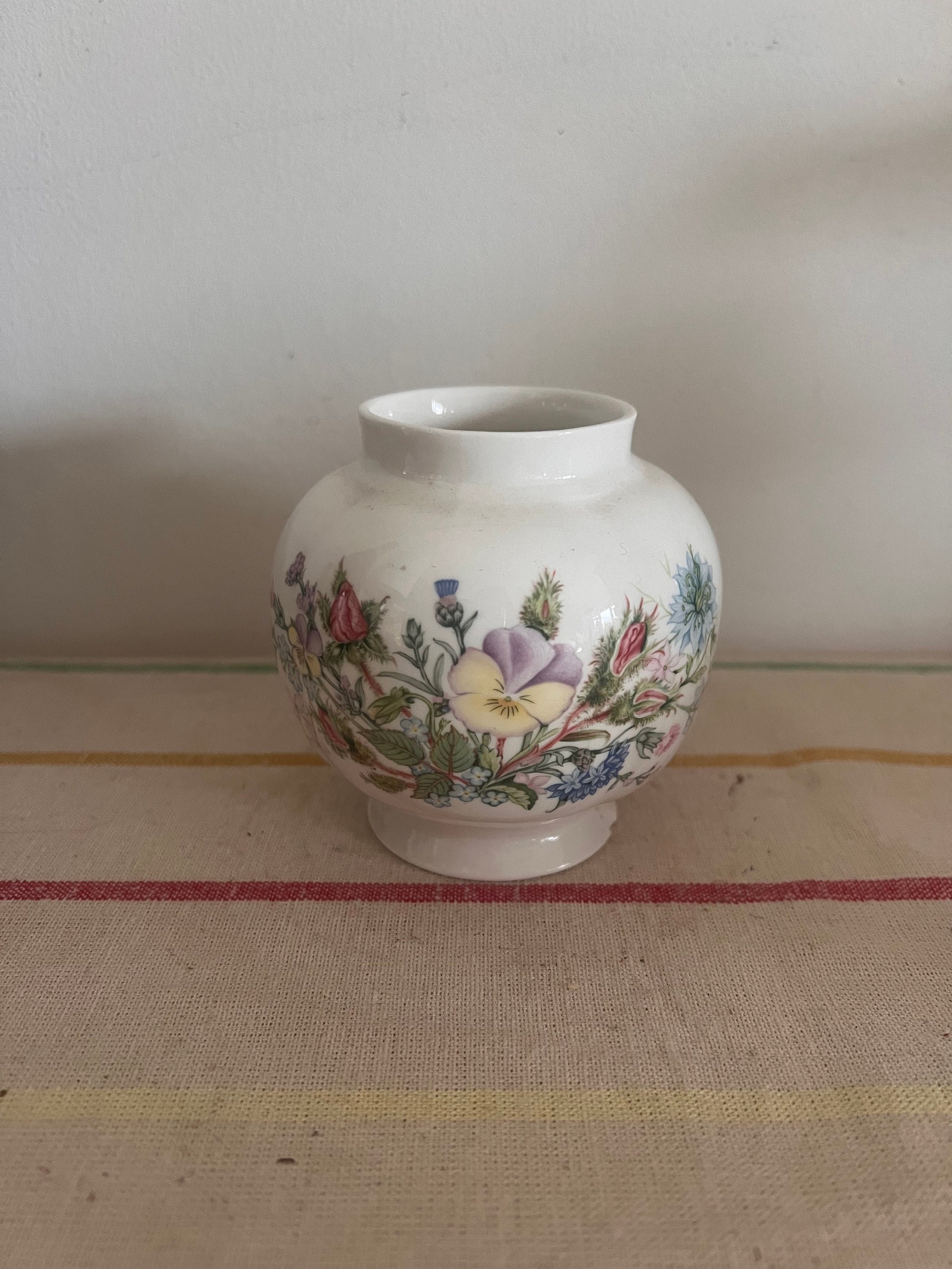 A Dainty Aynsley Wild Tudor Bone China Vase With a Pretty Pansy