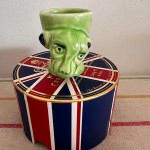 Ein Sammlerstück von Royal Art Pottery Longton handbemalter lindgrüner Hundedesign-Eierbecher