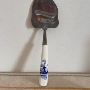 Eine schöne Vintage Delft Dutch Holland Porzellan handgemalte blaue und weiße Windmühle Design Käsescheibe