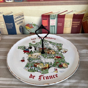 フランスの地図と有名なチーズが描かれた、素敵なフランスのヴィンテージ磁器の金縁チーズプレート。取り外し可能な黒い金属製のハンドル付き。