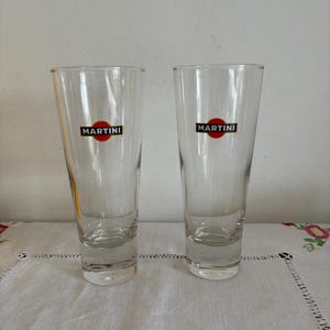 Set mit zwei französischen Retro-reizenden großen Sammler Martini Werbung Cocktailgläser Becher