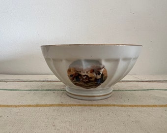 Un pequeño tazón de café au lait de porcelana CNP antiguo francés estriado muy bonito con una decoración de borde dorado y una escena de cosecha