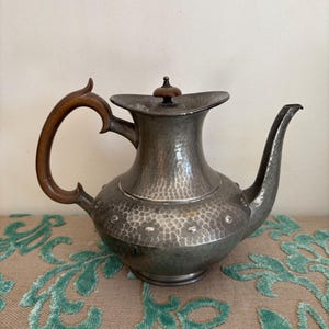 アンティークのアーツ＆クラフツ様式のクーパー・ブラザーズ社製ドン・ピューター製ハンマー仕上げピューターコーヒーポット。茶色のベークライト製ハンドルとつまみ付き。