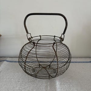Ein robuster, originaler Bauernhof Vintage Französischer Runddraht Metall Hühnereier oder Salat Schüttelkorb auf Füßen