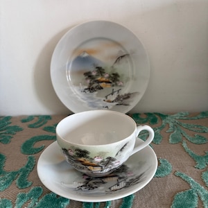 Vintage japonais, période Kutani Tashiro, trio de pagodes de Geisha en porcelaine coquille d'oeuf peint à la main, tasse, soucoupe, assiette latérale