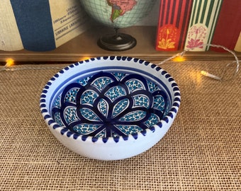 Un beau plat ou bol en céramique de céramique cobalt bleu cobalt et blanc peint à la main