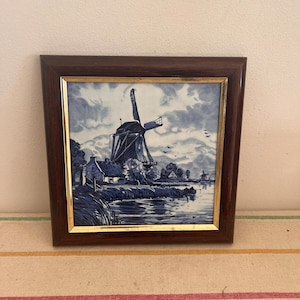 Eine schöne Vintage Delft Blue handgemalte Windmühlenszene Porzellan aus Holz gerahmte Fliese