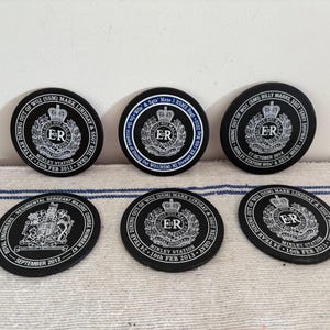 Um conjunto vintage de seis porta-copos de ardósia reais da Royal Engineereers Minley Station com almofadas protetoras na parte inferior