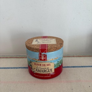 Salero rústico francés de cartón para flor de sal de Camarga con tapa de corcho.