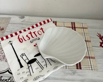 貝殻の形をした白磁のホタテ貝のオーブン対応魚グラタン皿（ペア