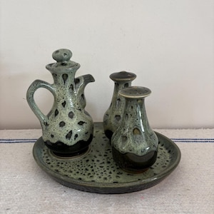 Jarra de aceite o vinagre de lava con forma de panal verde de Fosters Pottery vintage y saleros y pimenteros con bandeja para platos.