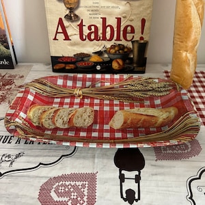 Een typisch rechthoekige Franse metalen café-baguettemand om je mee terug in de tijd te nemen