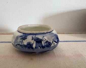 Hermoso plato vintage de porcelana holandesa azul de Delft pintado a mano en azul y blanco con escena de molino de viento.