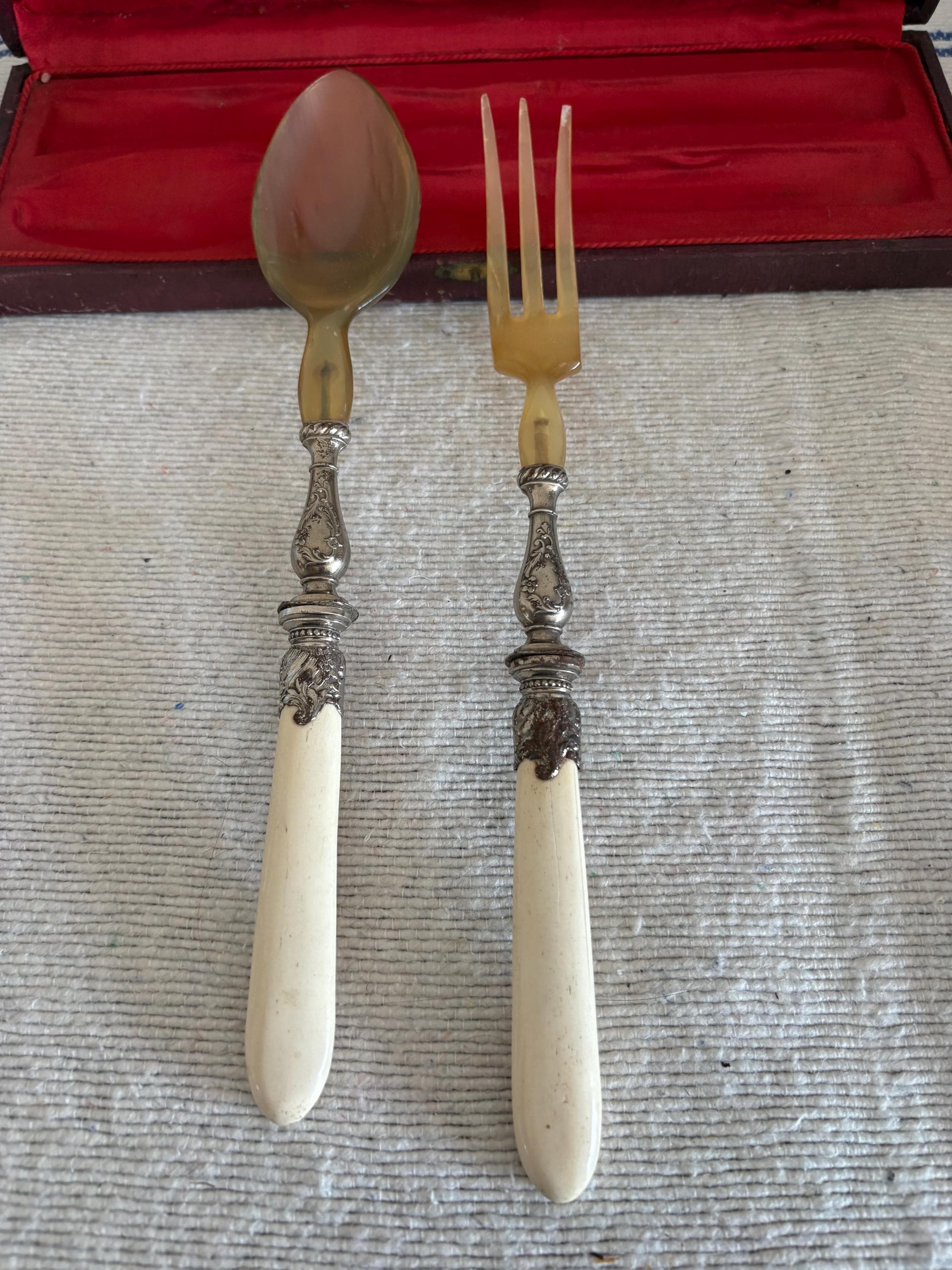 美しい箱入りのフランスのアンティークアールデコの銀と角のスプーンと