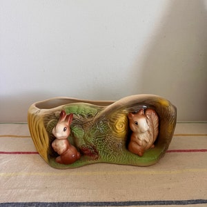Hermoso jarrón vintage de cerámica Withernsea Eastgate 92 Fauna Pottery de los años 70 con forma de conejo y ardilla