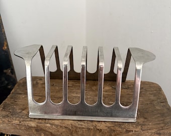 Un tostador retro vintage de acero inoxidable para seis rebanadas.