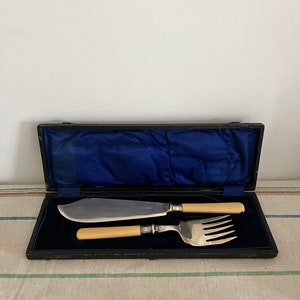 A lovely antique boxed  ornately decorative  EPNS silver plated fish slice cutter  and fish fork serving set