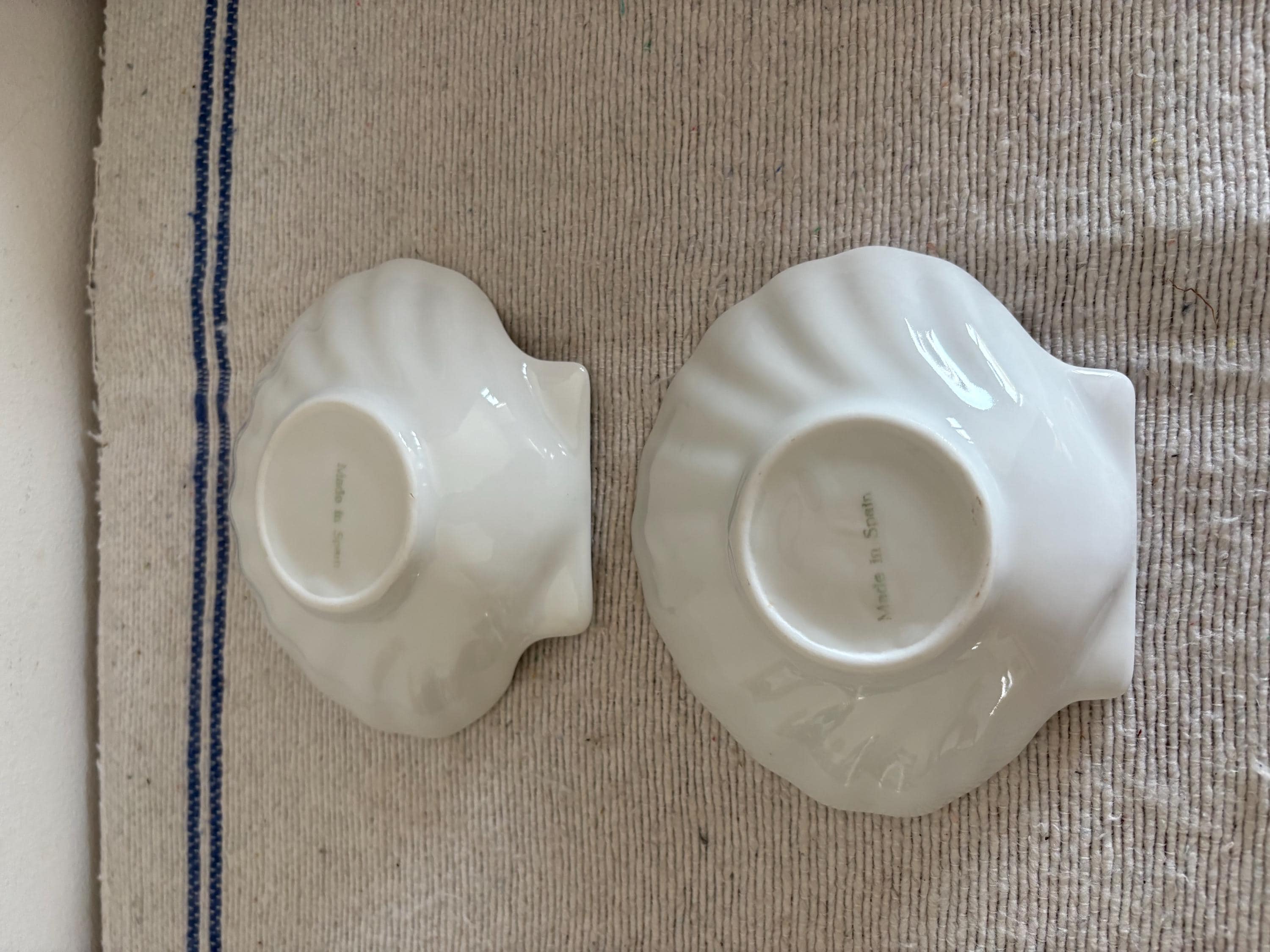 貝殻の形をした白磁のホタテ貝のオーブン対応魚グラタン皿（ペア