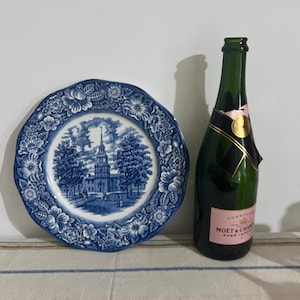 A retro Liberty Blue  Staffordshire Ironstone Historic Colonial Scenes - Independence Hall   10&quot; diameter plate ( crack to the back )