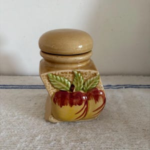 Een geglazuurde karamelbruine porseleinen appelmoescompotepot