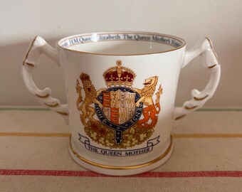 Uma caneca comemorativa vintage com duas alças da Aynsley para comemorar o 90º aniversário da Rainha Mãe