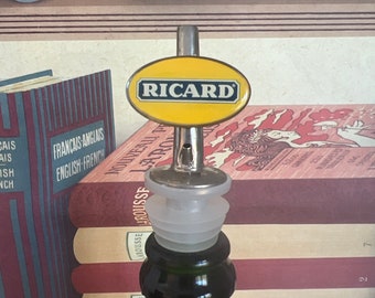 Un bouchon de bouteille jaune Ricard original, emblématique de la France