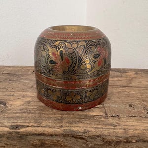 En vintage indisk mässingsgraverad guldröd och svart bläckhorn, kruka