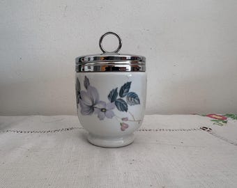 Un grande contenitore per uova in porcellana Bone China Royal Worcester June Garland