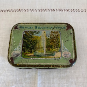 Uma linda lata verde Vintage Pastilles Beatrix Vals com tampa articulada