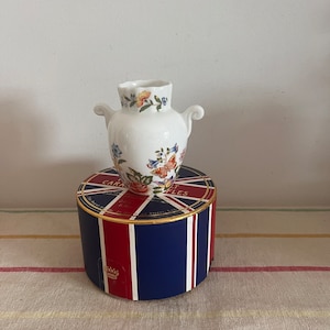 A decorative Aynsley Cottage Garden Fine Bone China  flower design small  sized urn vase ornament