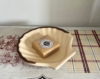 Plato grande francés vintage de cerámica en beige con detalles marrones y diseño festoneado.