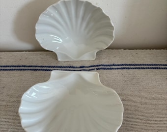 Par de fuentes para gratinar pescado en porcelana blanca con forma de concha aptas para horno 'Hecho en España'