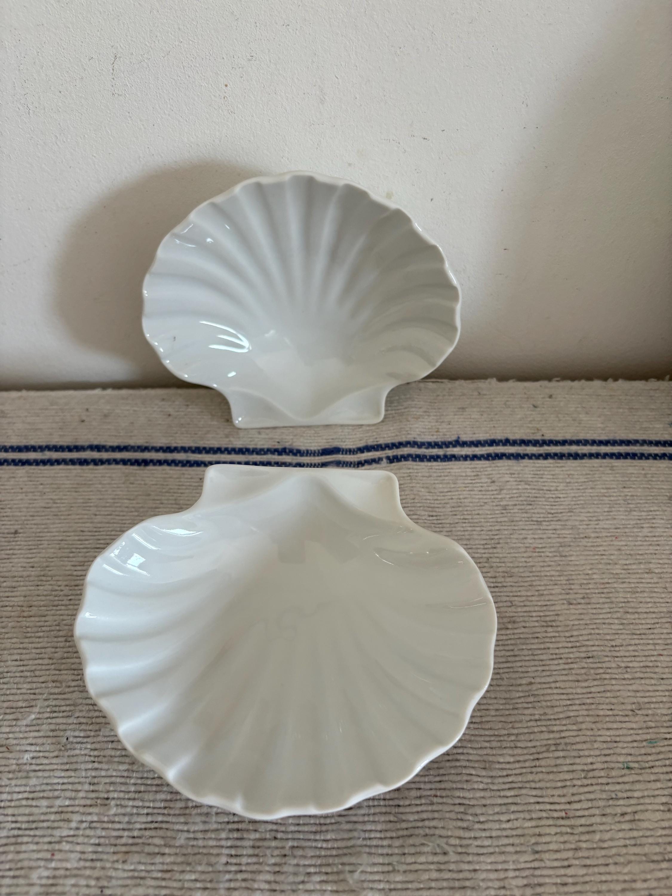 貝殻の形をした白磁のホタテ貝のオーブン対応魚グラタン皿（ペア