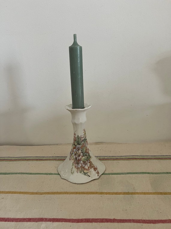 繊細な花柄がデザインされた、上品なヴィンテージ磁器製キャンドル