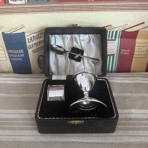 Un precioso anillo de servilleta, huevera y cuchara originales de Yeoman Plate EPNS en caja vintage