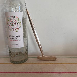 Un interesante y muy táctil abrecartas de golf antiguo con diseño de putter plateado