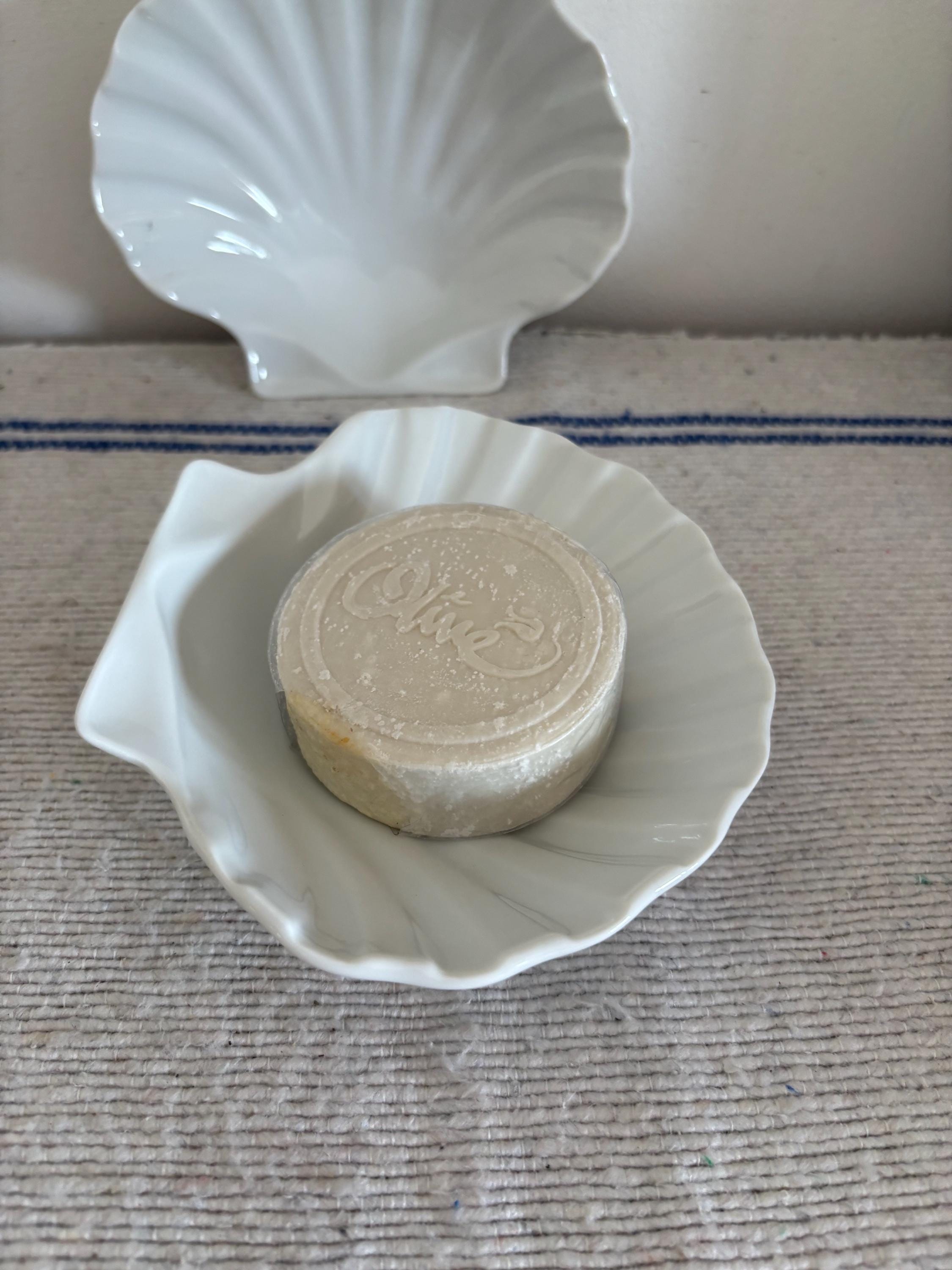 貝殻の形をした白磁のホタテ貝のオーブン対応魚グラタン皿（ペア